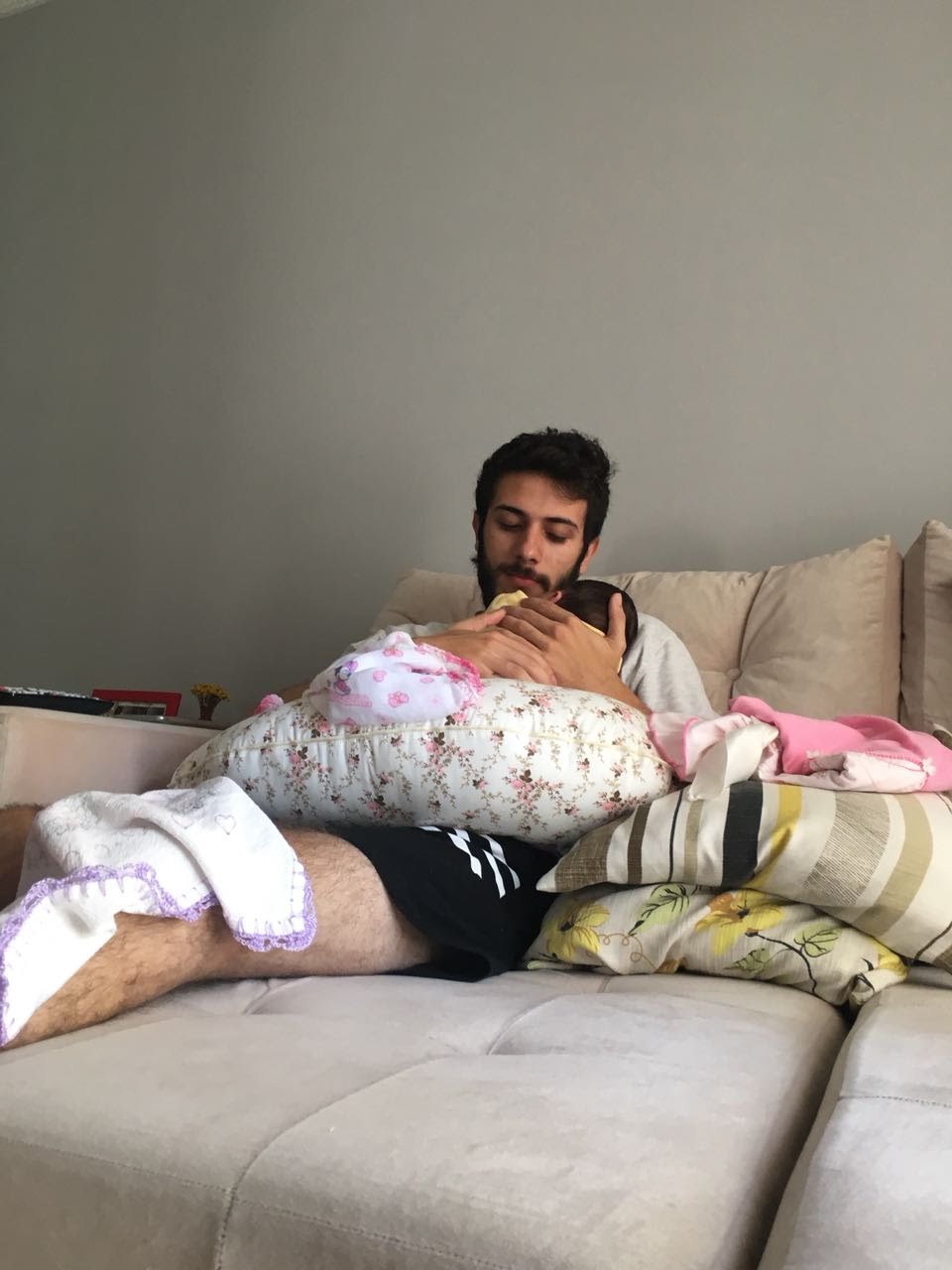 Papai esta radiante cuidando da nossa pequena!